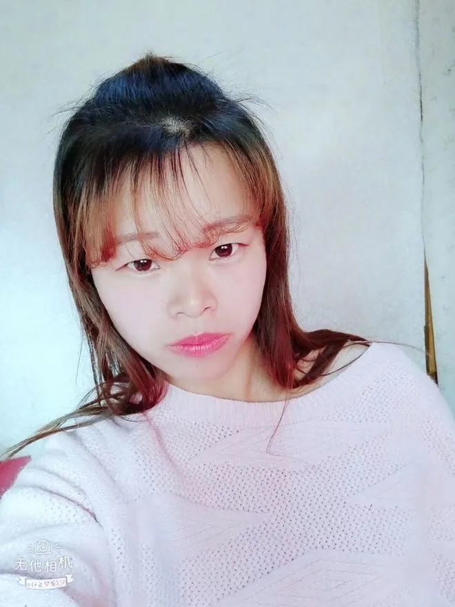 妈妈穿粉色毛衣的自拍