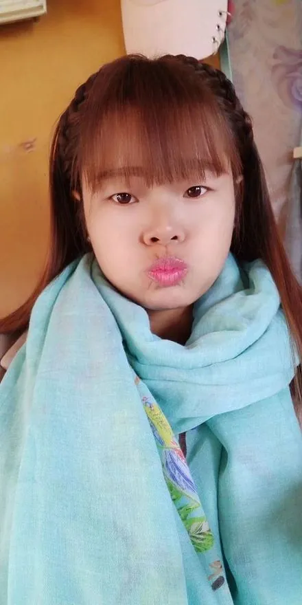 妈妈围着蓝围巾的自拍
