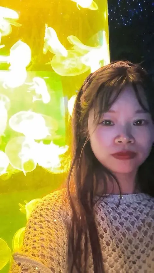 妈妈在水母缸前的照片