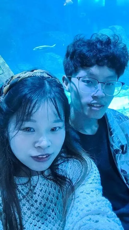 妈妈和儿子在海洋馆的合影