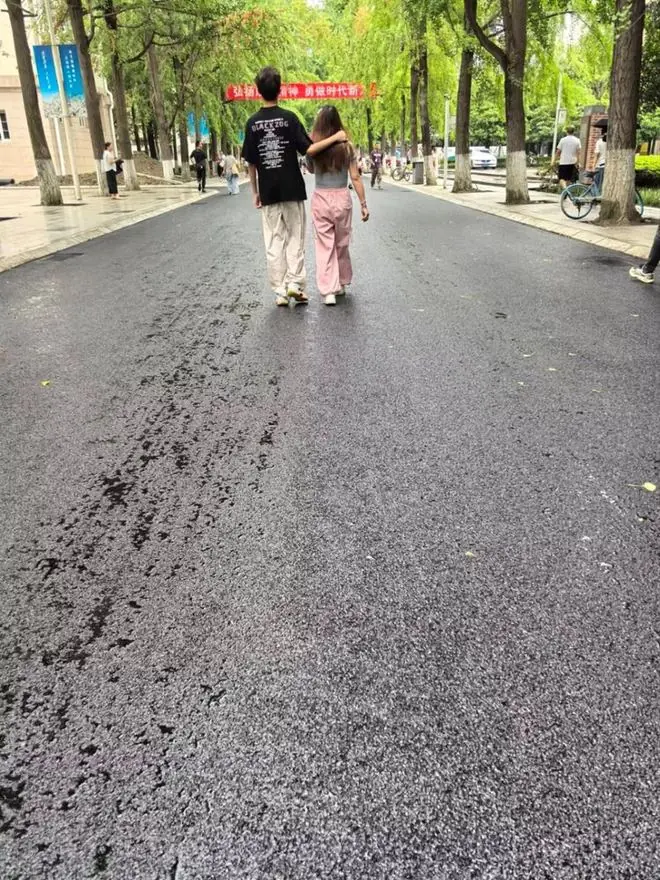 妈妈和儿子走在校园路上